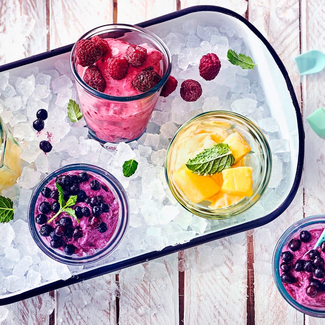 Die erfrischende und Alternative zu Speiseeis ist Frozen Joghurt oder Froyo. Denn statt Sahne wird hierfür Naturjoghurt oder Griechischer Joghurt verwendet. Durch die frischen Früchte kreieren Sie Ihre Lieblingssorte einfach selbst.