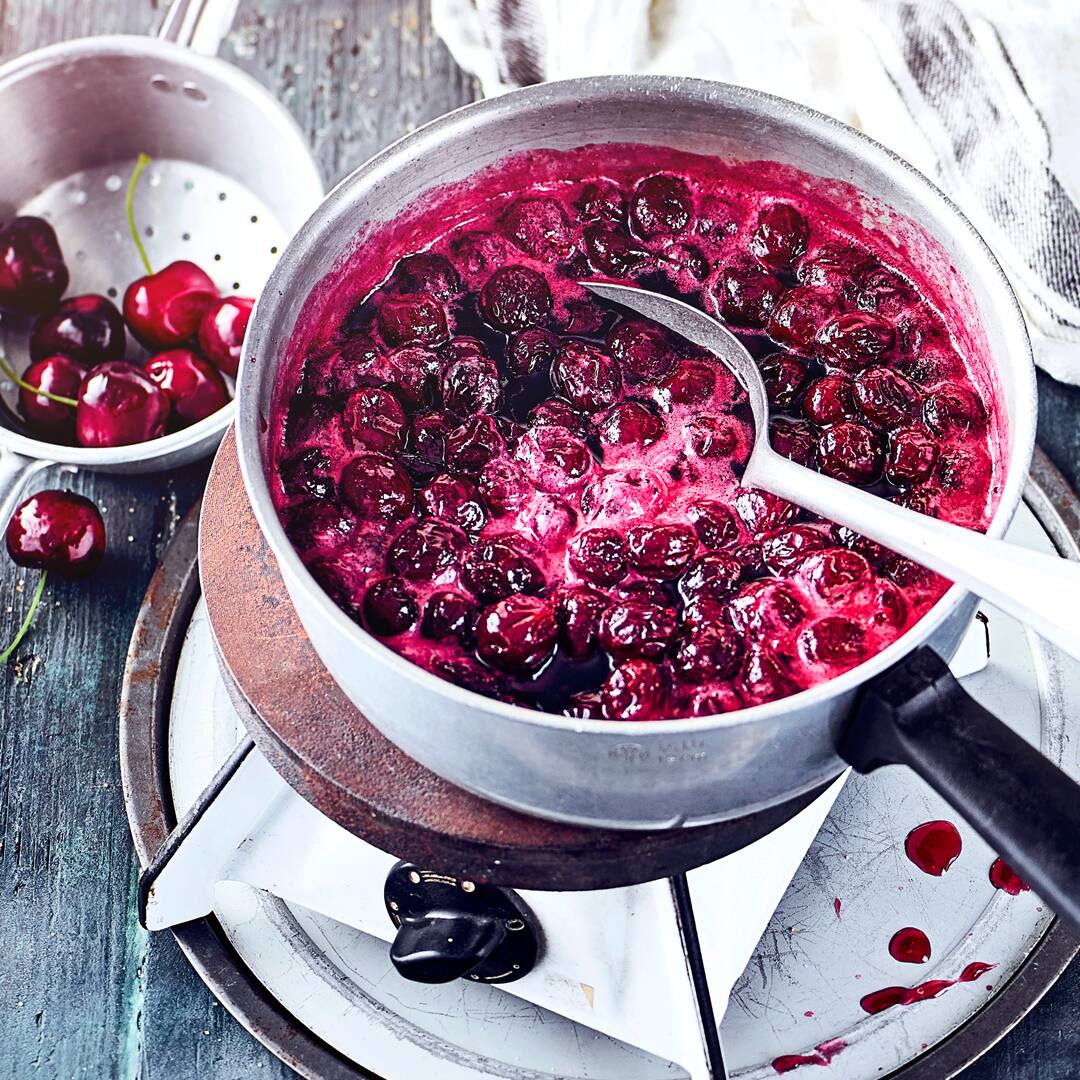 Was Sie für die selbstgemachte Sauerkirschmarmelade brauchen - nur 3 Zutaten, ein paar leere Gläser und ganz viel Liebe! Einfach ausprobieren.