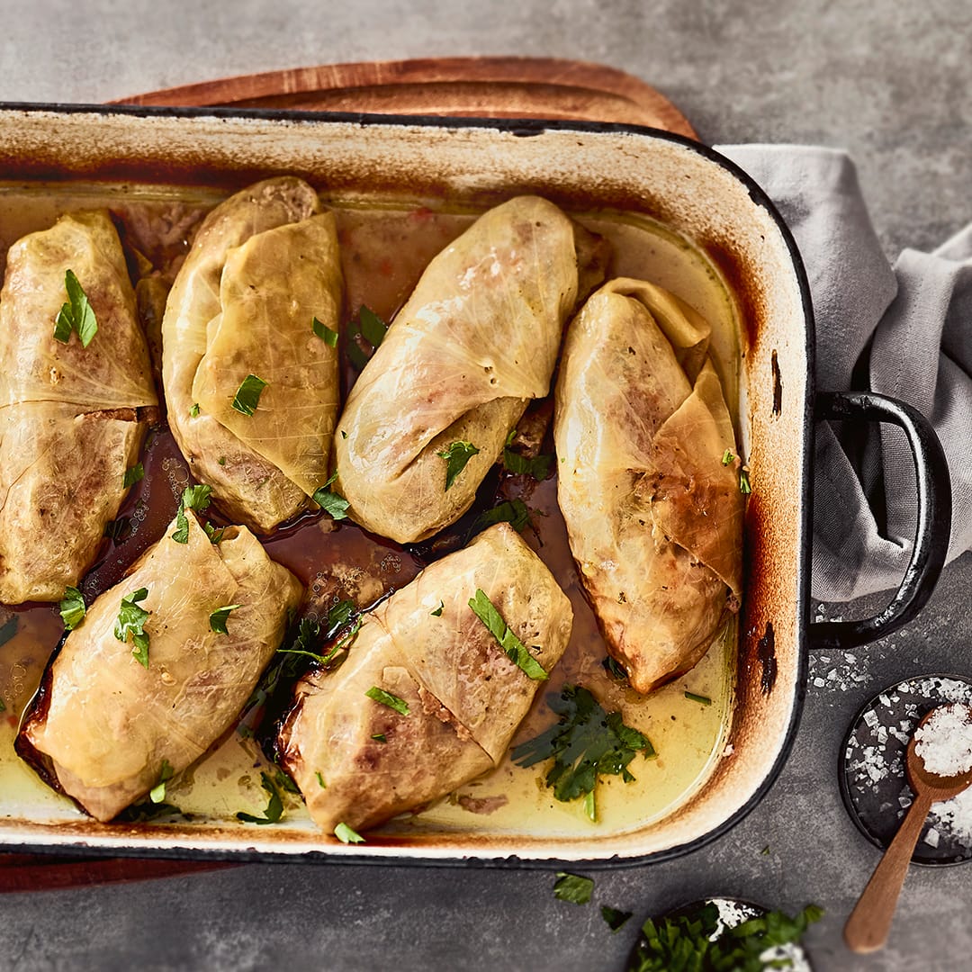 Die herzhaften Krautwickel mit Hackfleisch – in Griechenland Sarma genannt – sind ein leckeres Essen für die ganze Familie. Kochen Sie unser Rezept gleich nach!