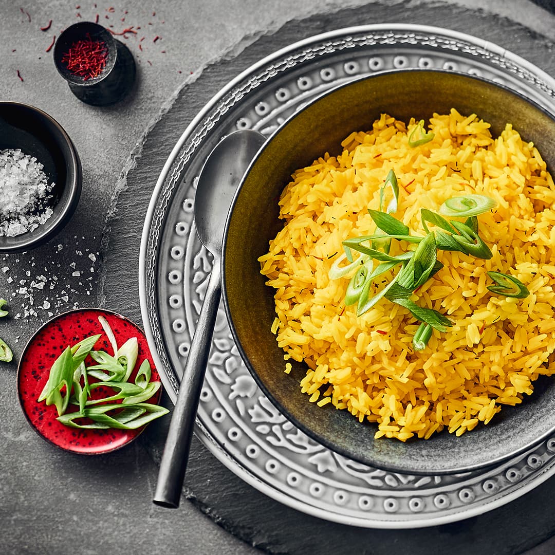 Der goldgelbe Safranreis mit duftender Note schmeckt sehr lecker, ist einfach und schnell zubereitet und passt als Beilage besonders gut zu Fisch und Fleisch.