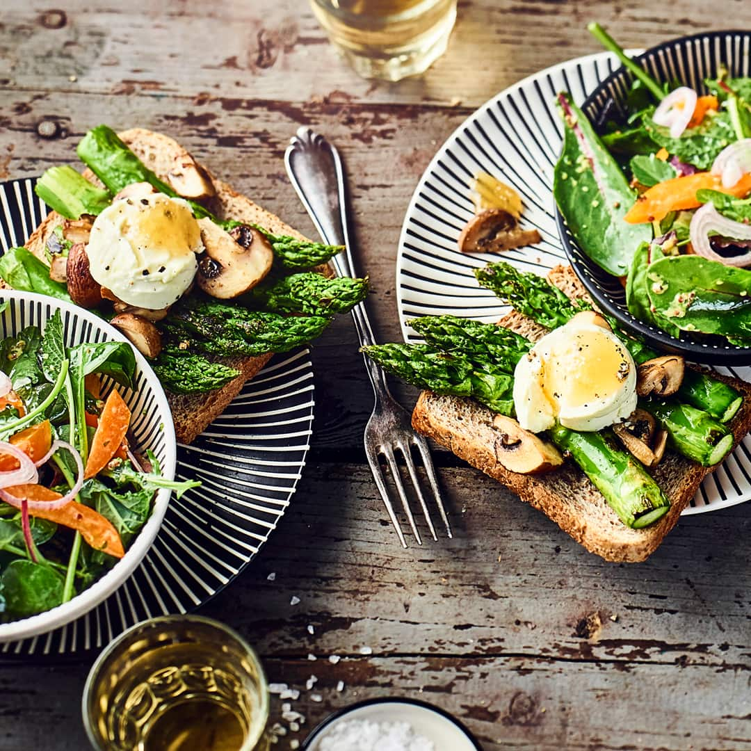 Blattsalat an Spargel-Toast