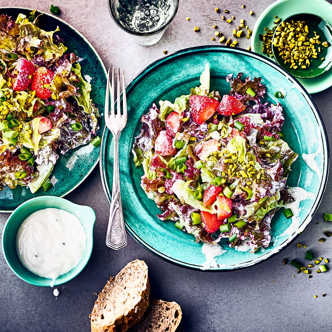 Blattsalat mit Erdbeeren