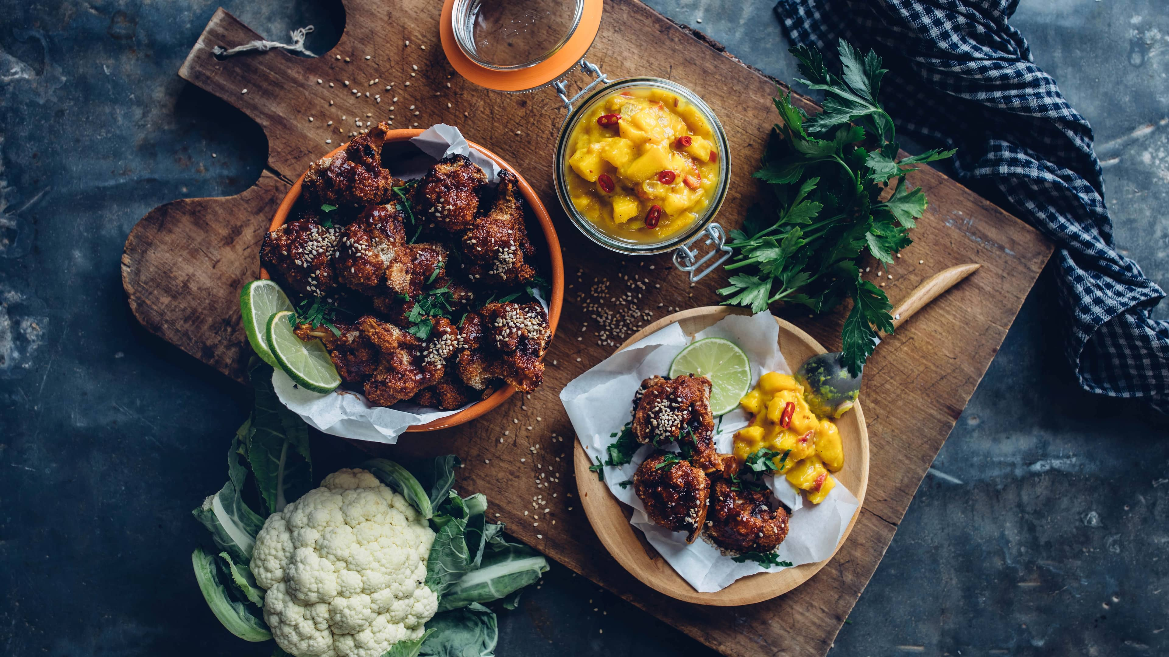 Blumenkohl-Wings mit scharfem Mango-Chutney