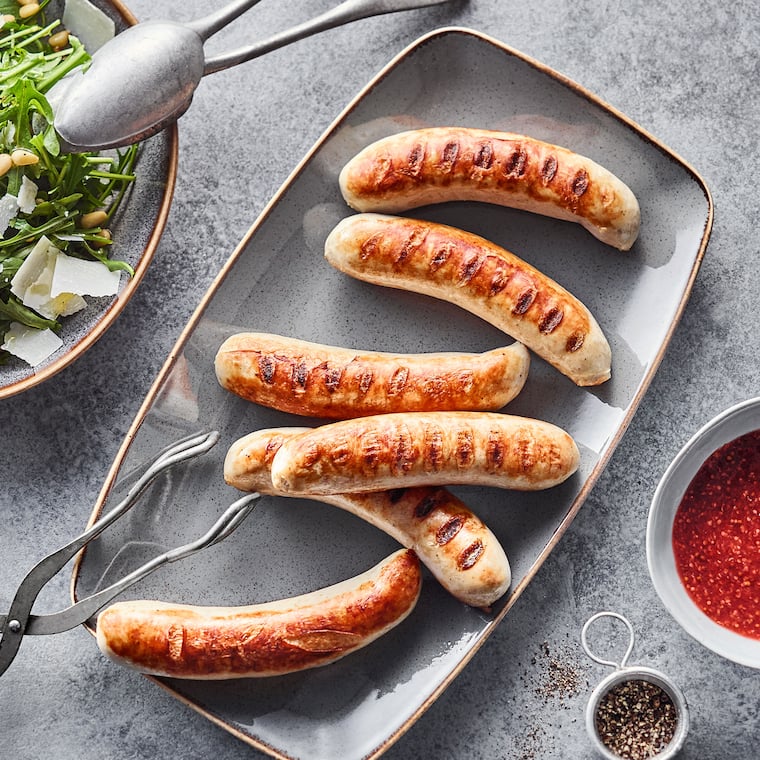 Bratwurst mit Erdbeer-Senf-Dip und Rucola-Salat