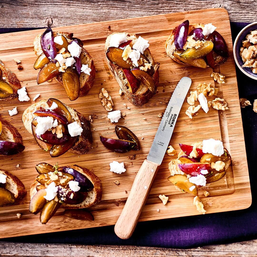 Bruschetta mit Zwetschgen und Ziegenkäse