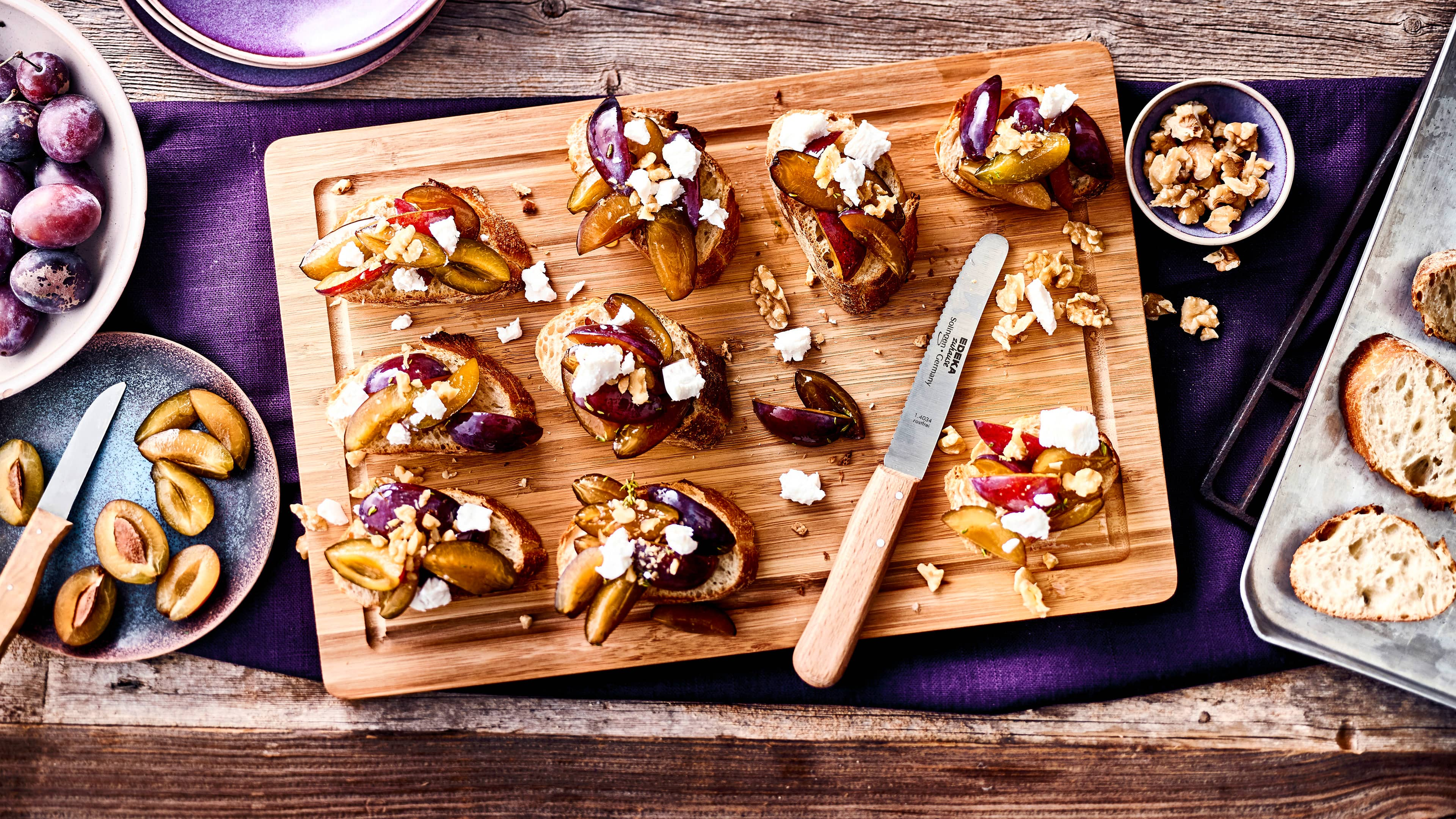 Bruschetta mit Zwetschgen und Ziegenkäse