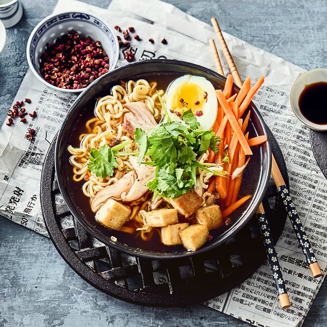 Chinesische Mie-Nudel-Suppe mit Shiitake und Tofu