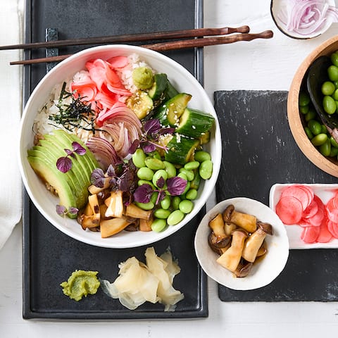 Chirashi-Bowl mit Avocado und Edamame