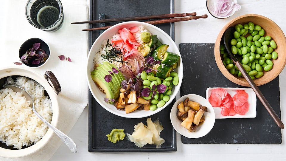 Chirashi-Bowl mit Avocado und Edamame