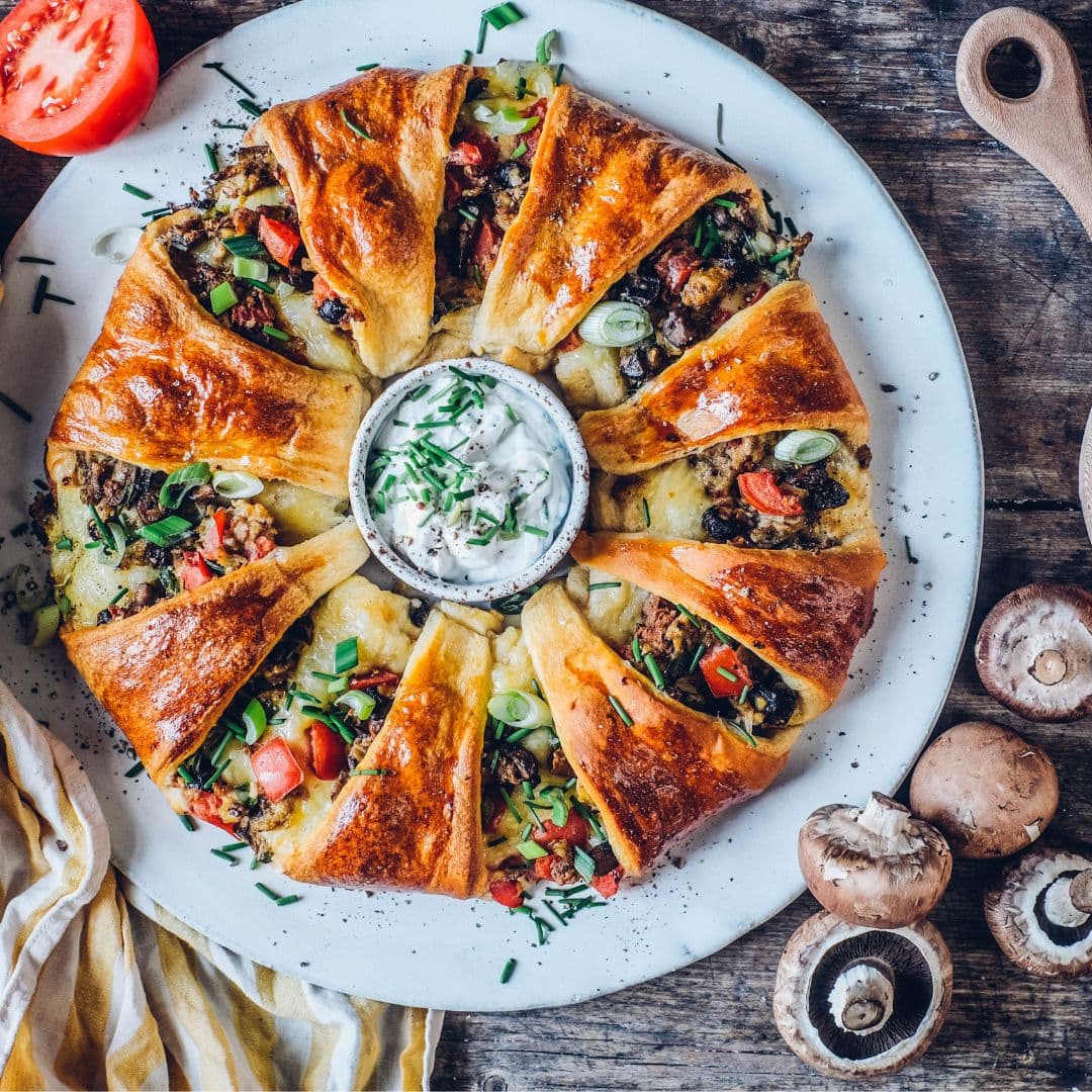 Croissant-Ring mit Rührei-Käse-Füllung