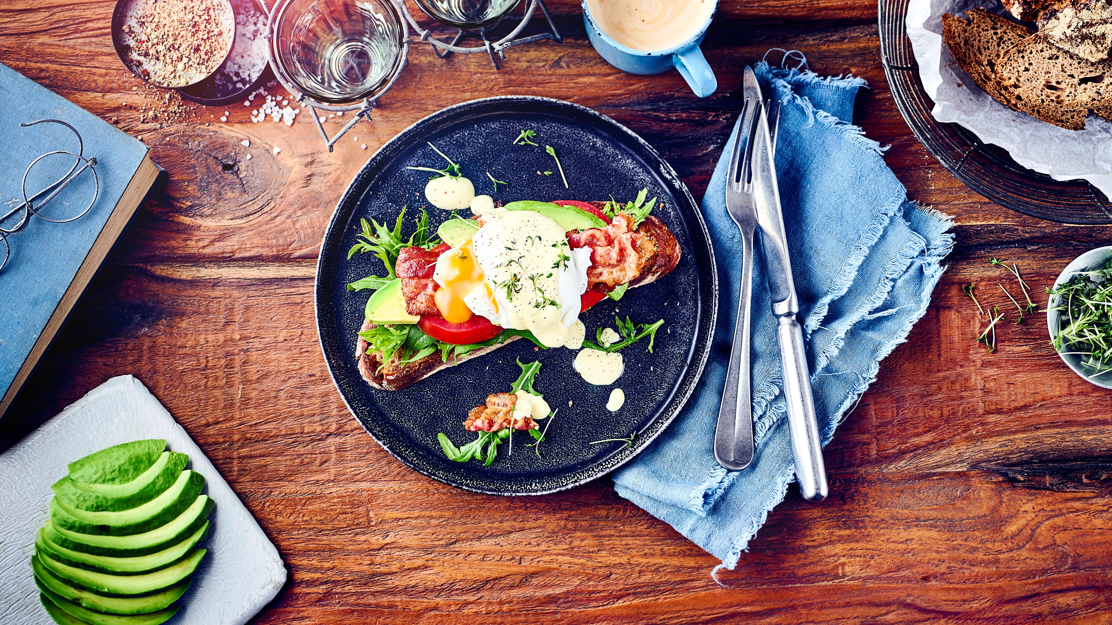 Eggs Benedict mit Avocado und Bacon