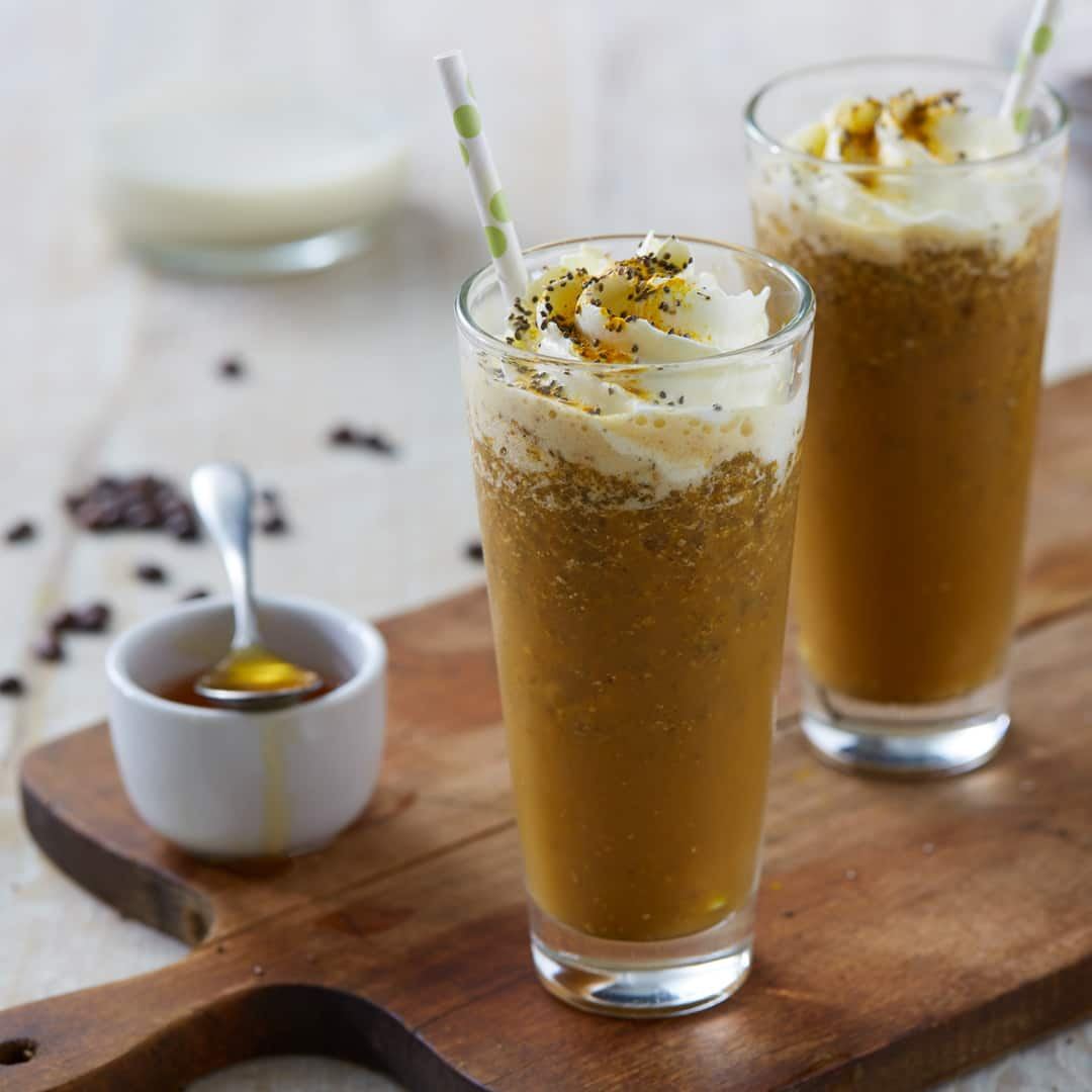 Eiskaffee mit Chia-Samen und Kurkuma