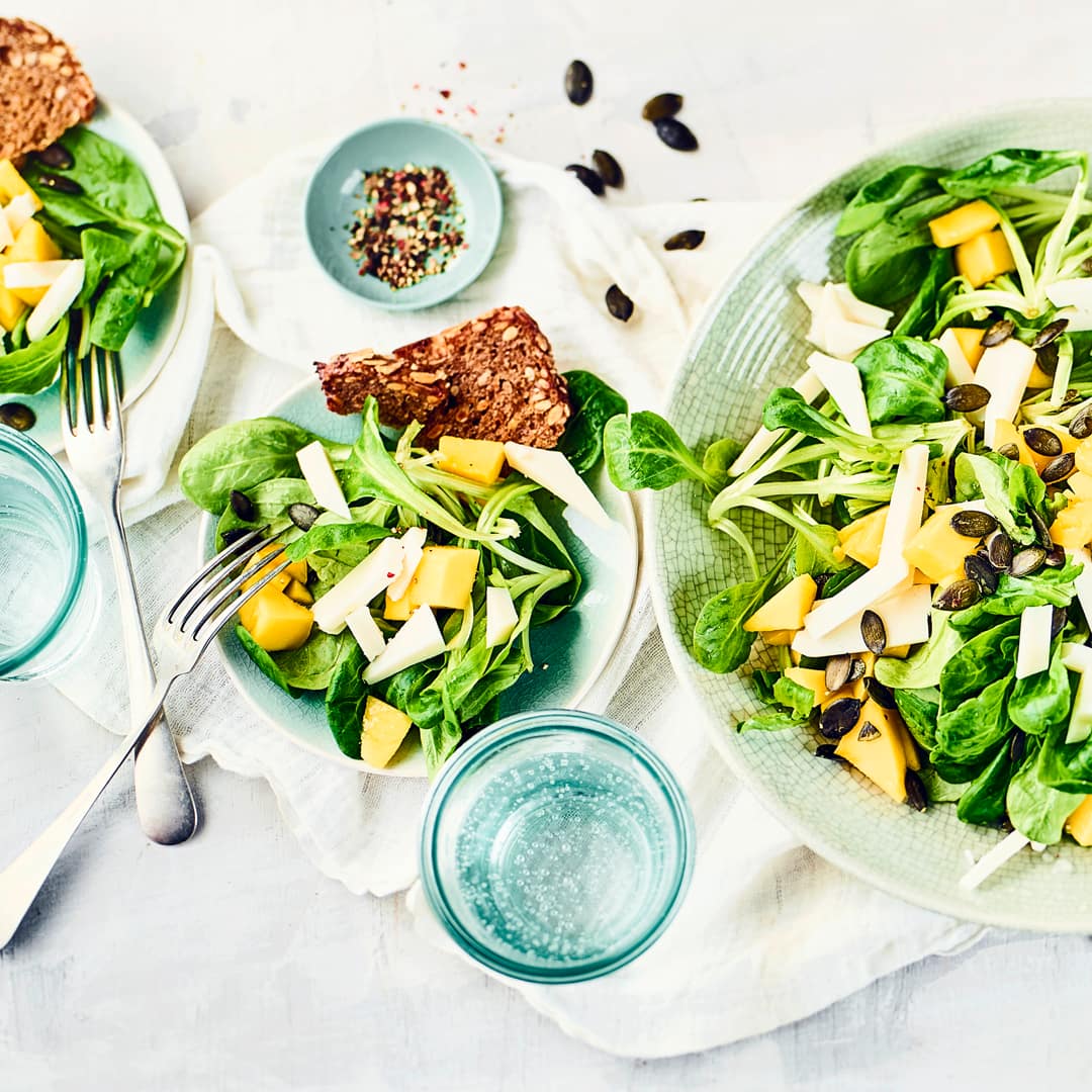 Feldsalat mit Mango und Käse