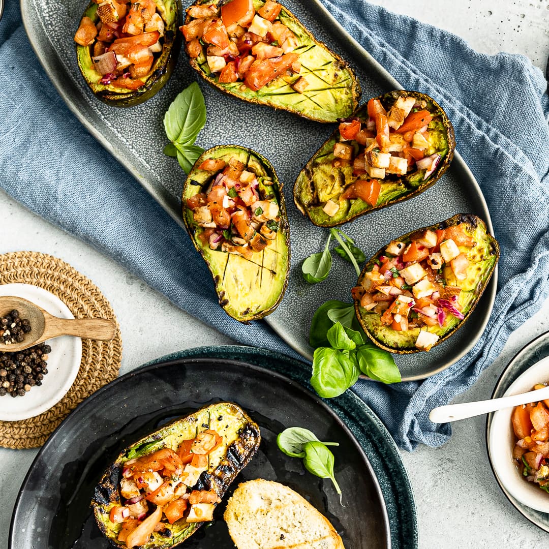 Gegrillte Avocado mit Tomaten-Tofu-Füllung