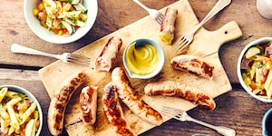 Grillwurst mit Pennesalat