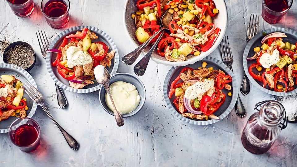 Wir servieren Gyros einmal als Salat mit Gurke, Mais, Paprika und Zwiebeln und reichen dazu Fladenbrot und selbstgemachten Joghurt-Dip. 