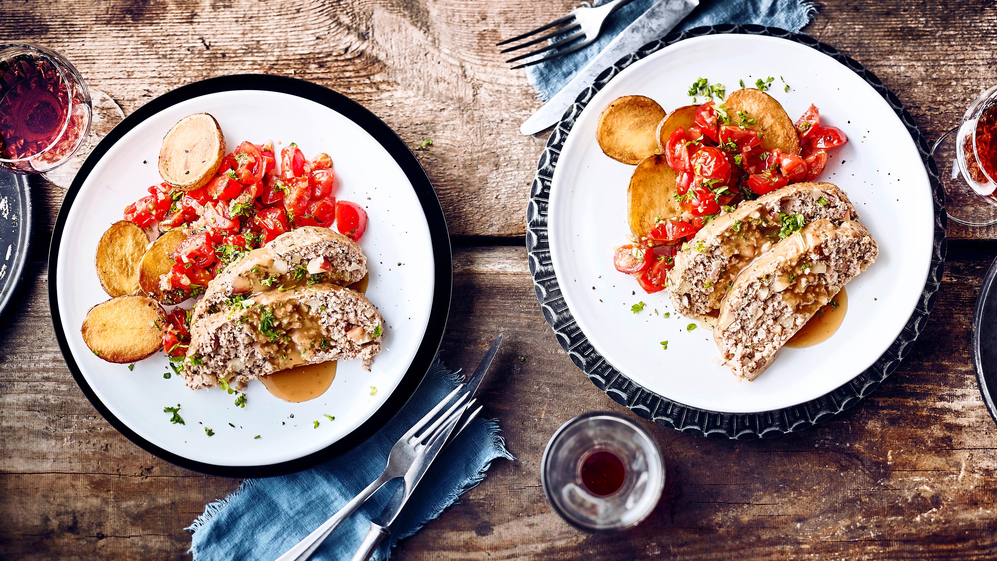 Hackbraten mit Äpfeln und Kartoffeln