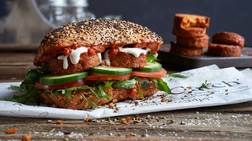 Sie haben Lust auf einen schnellen und leckeren Snack? Mit unserem Rezept für Hanftaler-Brötchen zaubern Sie sich in kürzester Zeit einen vegetarischen Imbiss mit leckerem Sour-Cream-Dip.