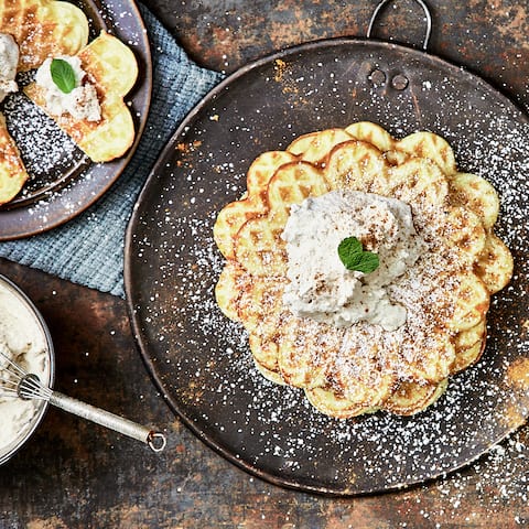 Herzwaffeln mit Zimtsahne