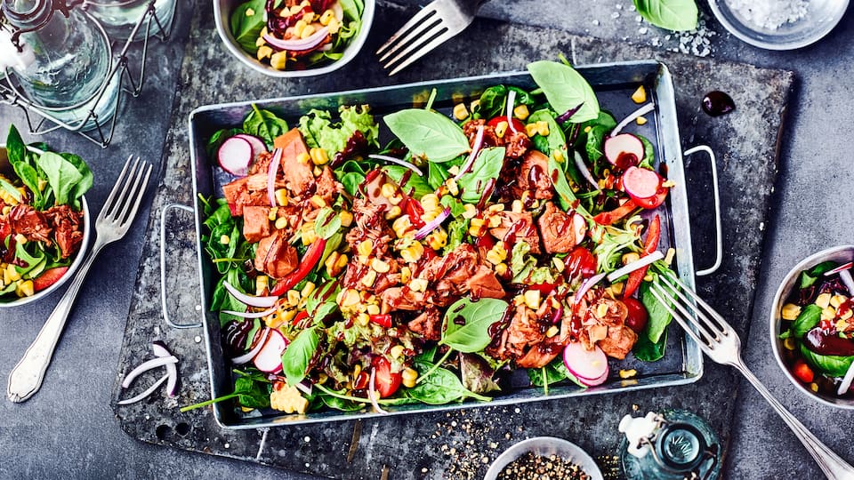 Probieren Sie doch mal diesen frischen Sommersalat mit Pulled Jackfruit BBQ-Style, Mais und Cherrytomaten. Ganz schnell zubereitet und super lecker!