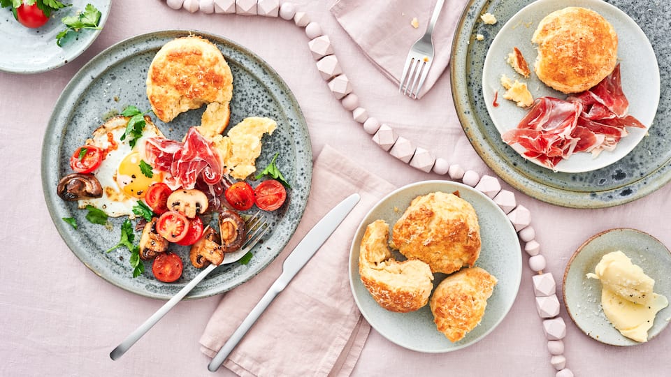 Scones lassen sich nicht nur süß mit Sahne und Marmelade genießen, sondern auch herzhaft wie in unserem Rezept für Käse-Scones mit Champignons und Ei. 