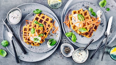 Herzhafte Waffeln mit Karotten, Haferflocken und Mandeln schön knusprig gebacken und dazu ein Joghurt-Knoblauch-Dip, perfekt für einen lauen Sommerabend oder Snack für Zwischendurch.