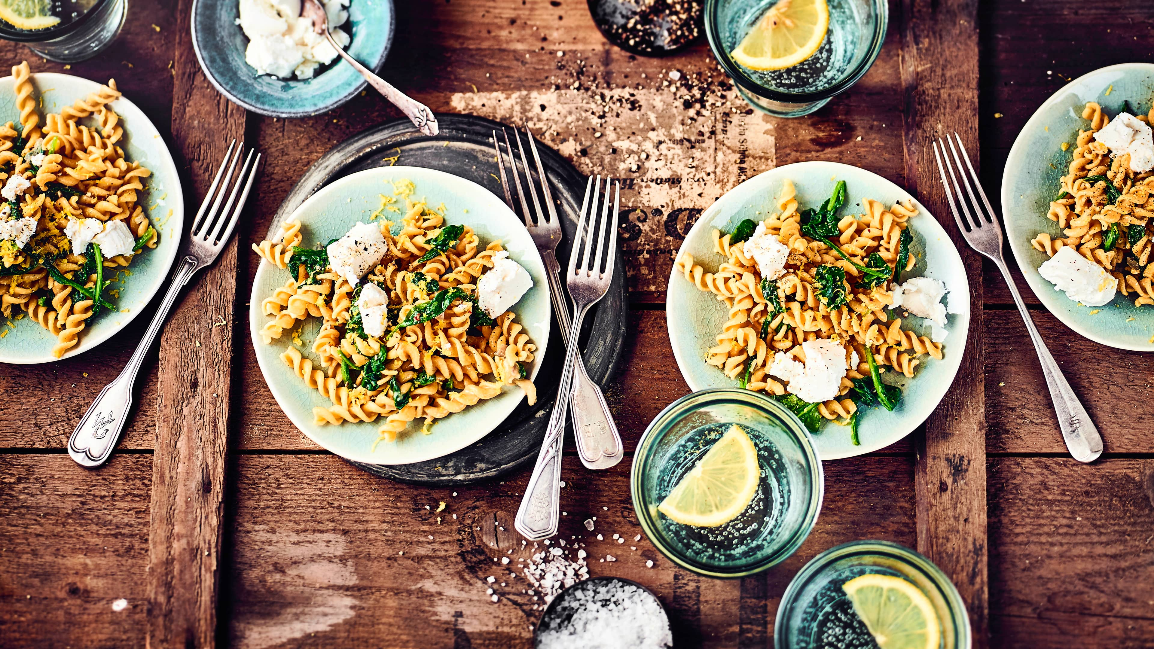 Kichererbsen-Pasta mit Spinat und Ziegenkäse