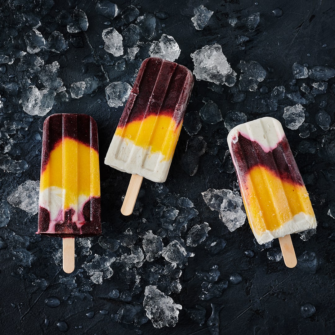 Kokos-Mango-Beeren Popsicles