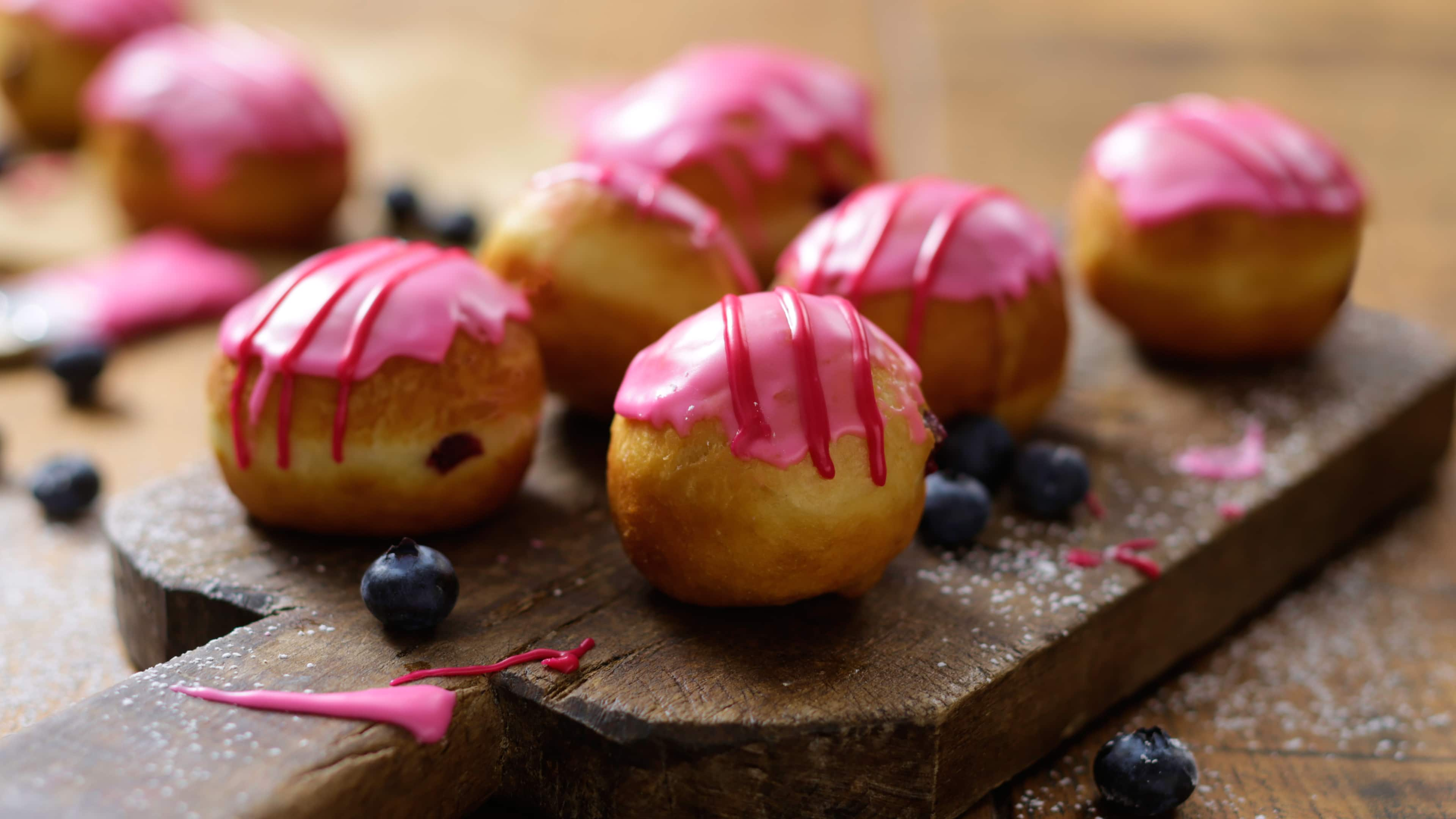 Krapfen mit Blaubeerfüllung