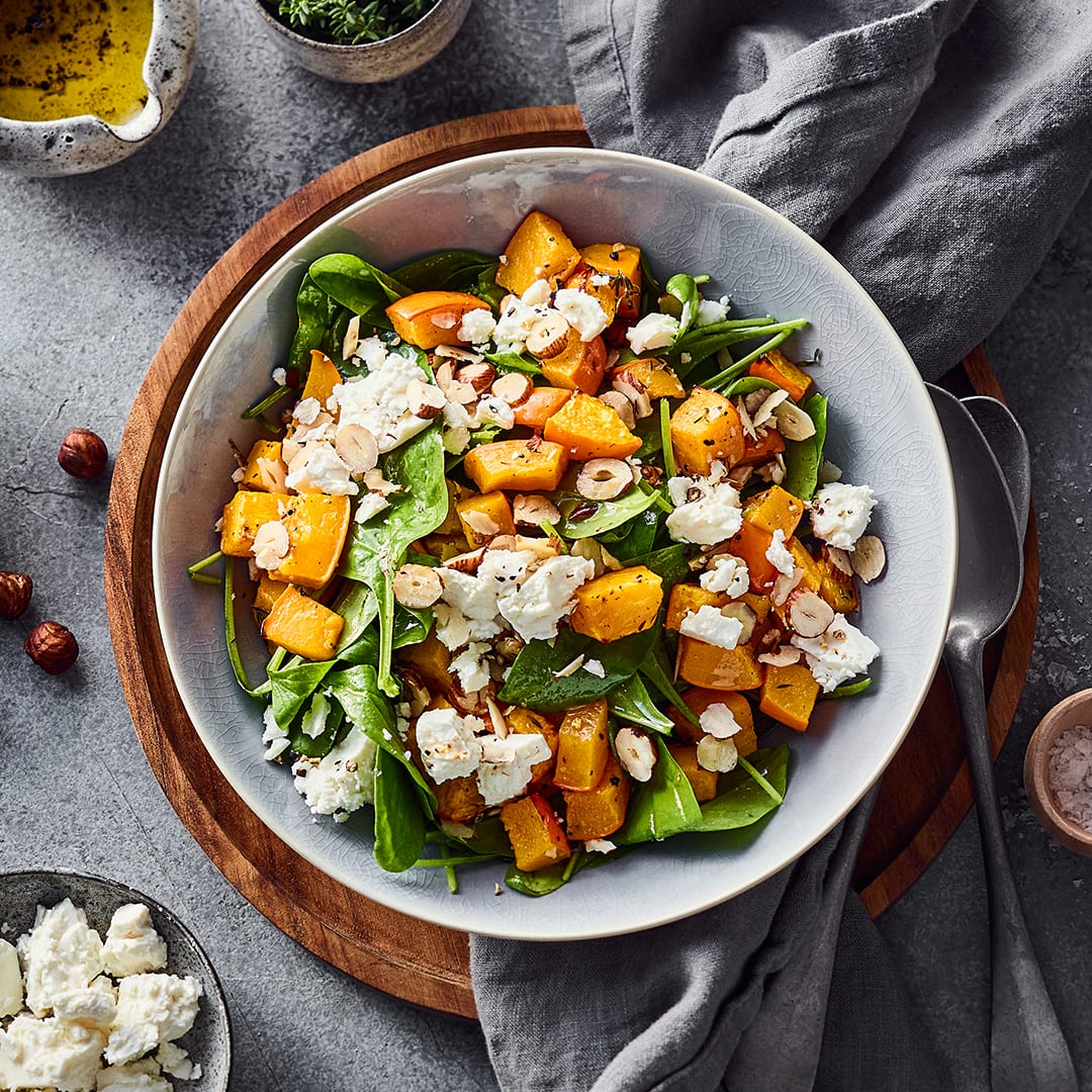 Lauwarmer Kürbis-Spinat-Salat mit Haselnüssen 