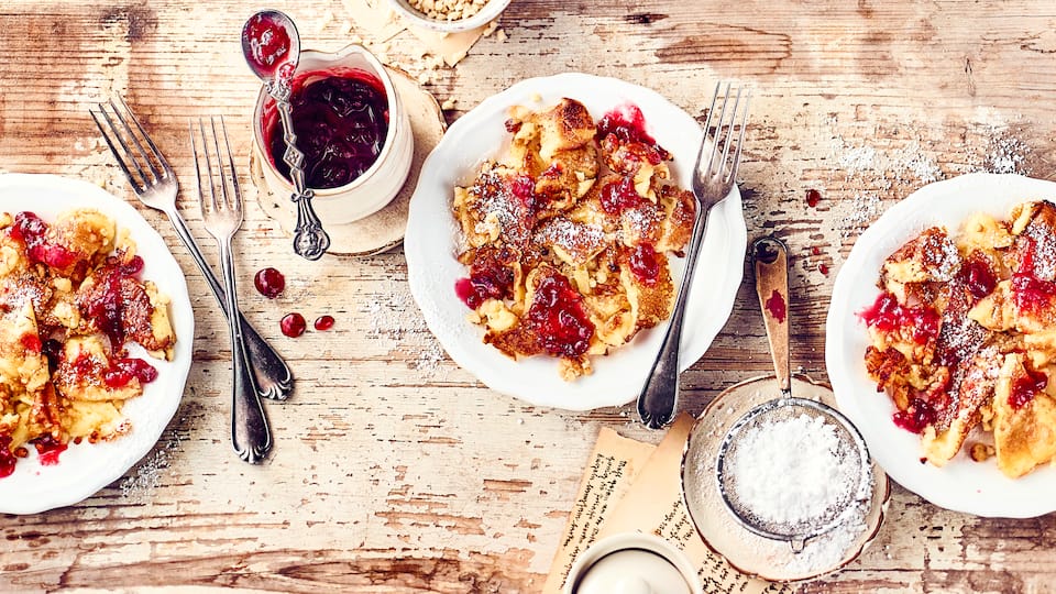 Haben Sie Lust auf eine spontane Süßspeise aus der Pfanne? Probieren Sie unseren Mandelschmarrn mit Weizenmehl, Milch und Zucker, dazu Preiselbeeren – fertig in 35 Minuten!