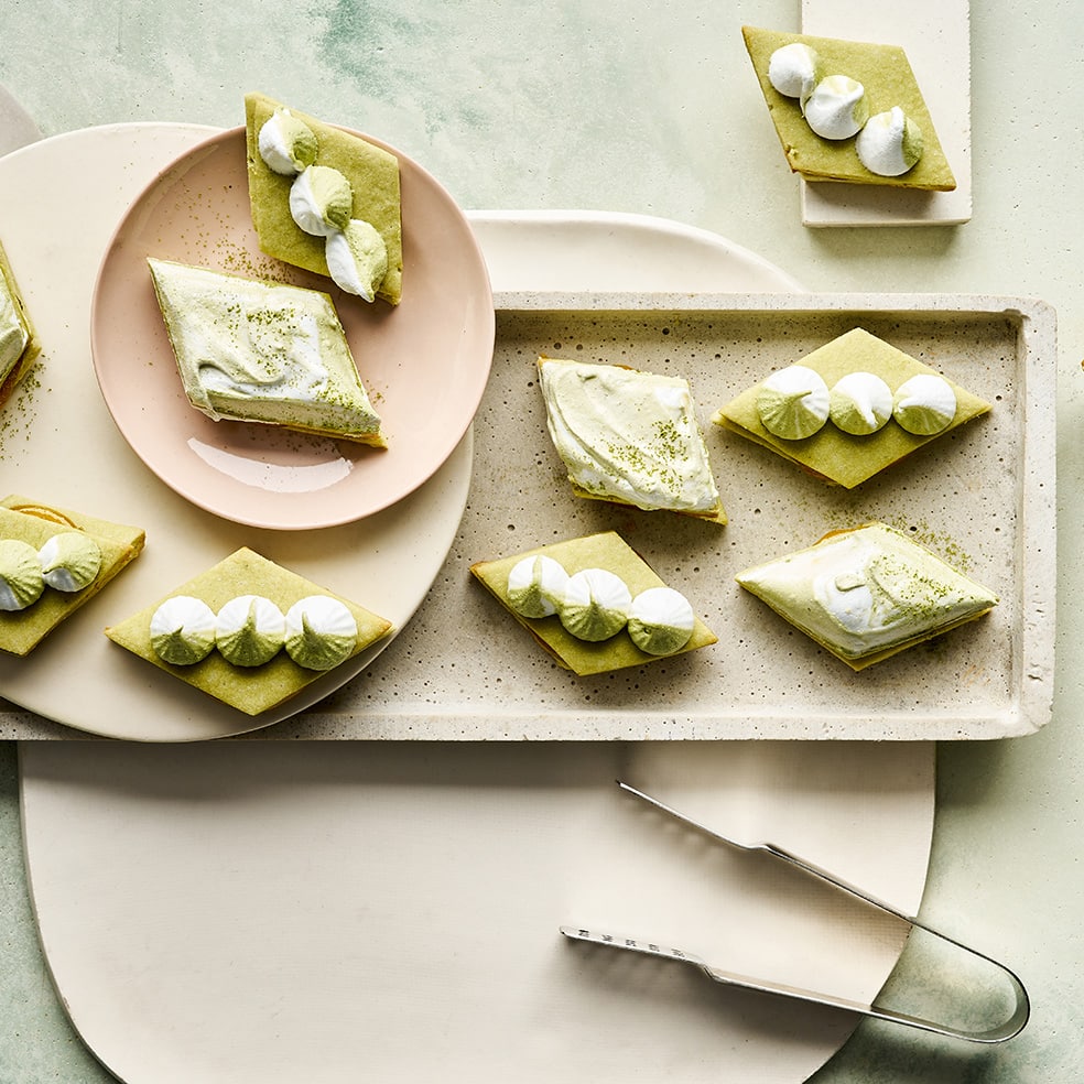 Matcha-Rauten mit Aprikosenkonfitüre