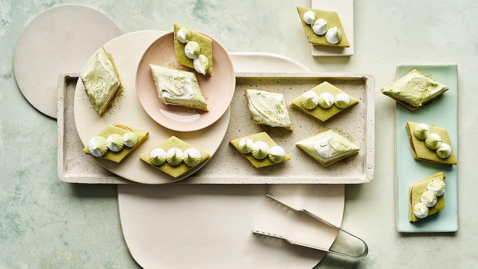 Matcha-Rauten mit Aprikosenkonfitüre