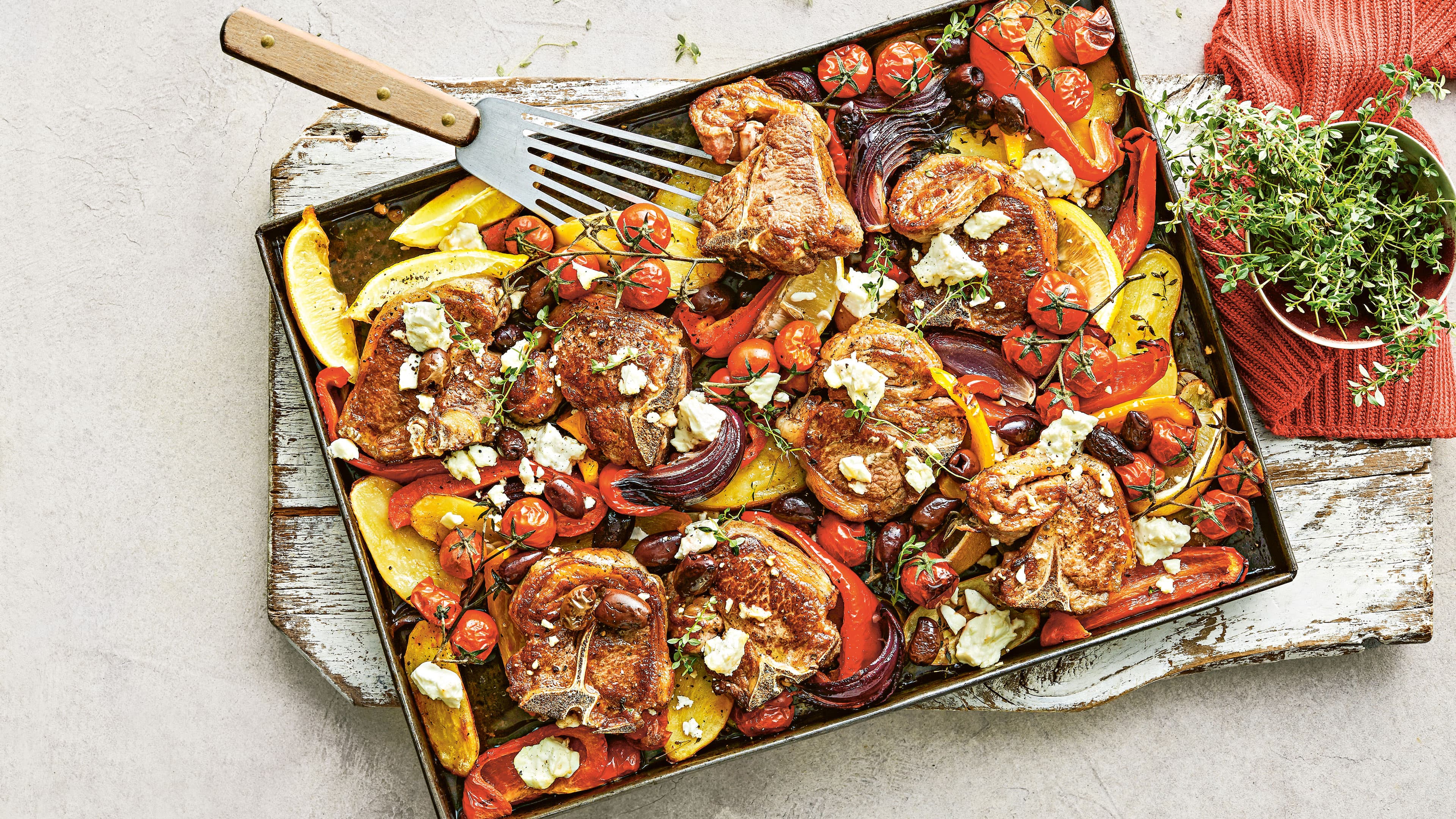 Mediterranes Lamm mit Tomaten, Paprika und Feta - Rezept | EDEKA