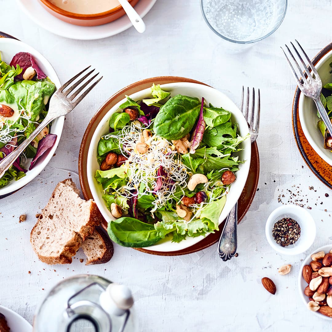 Mixed Salat mit Nüssen