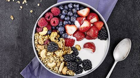 Unser Frühstückstipp: Probieren Sie unsere Müsli Bowl mit Naturjoghurt, gemischten Beeren und selbstgemachtem Granola aus Cashewkernen und Ahornsirup!