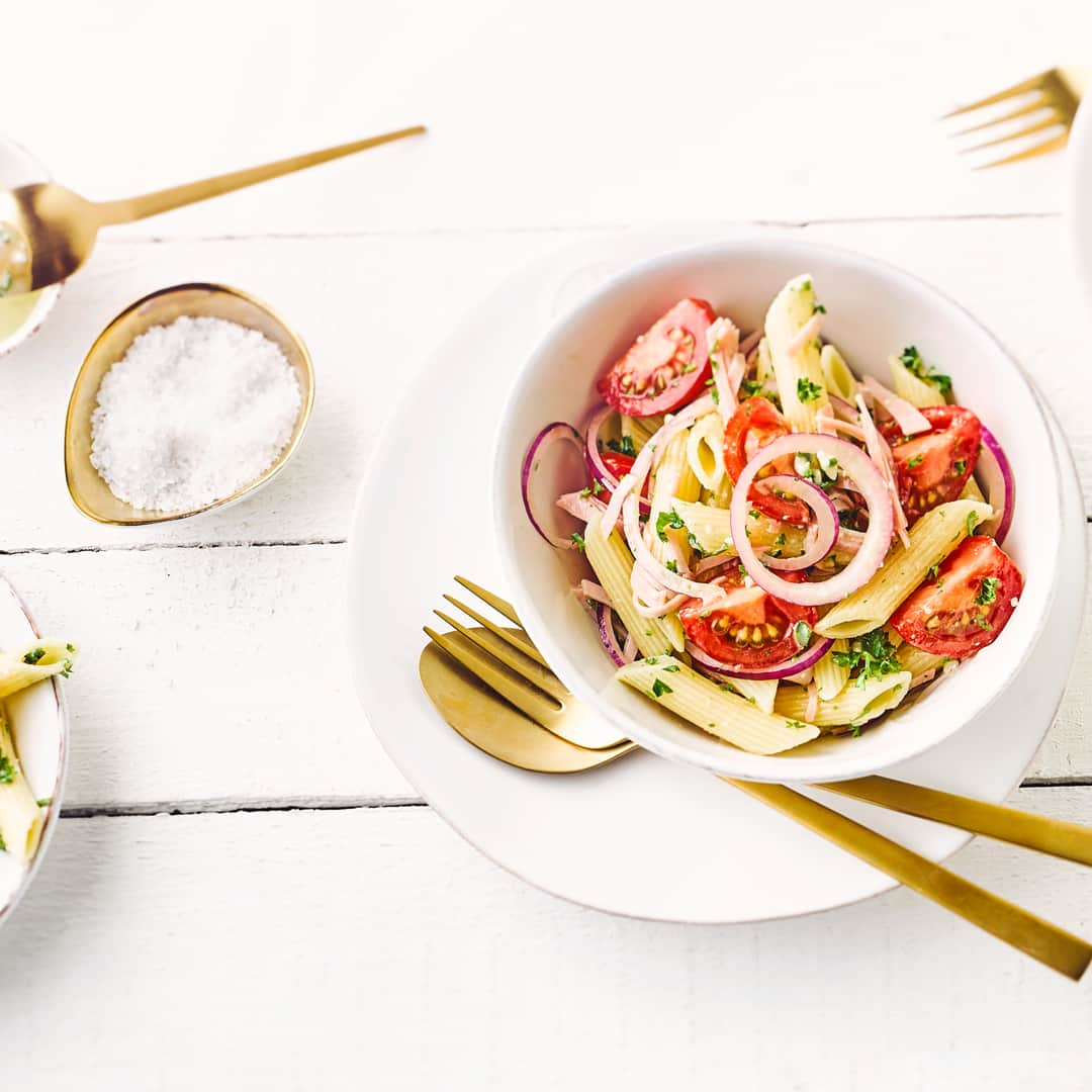 Nudelsalat mit Tomaten