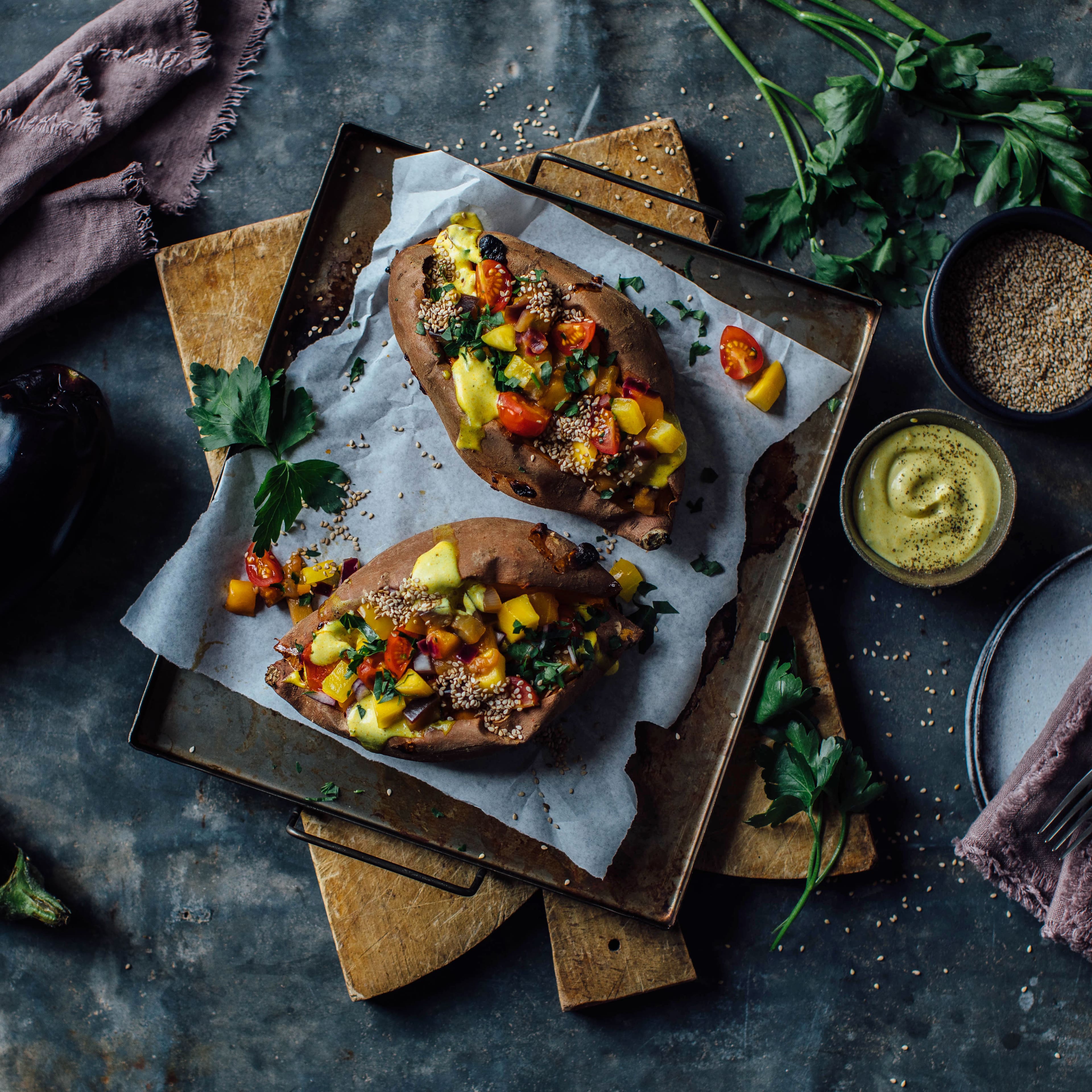 Ofen-Süßkartoffel mit Auberginen-Mango-Ragout