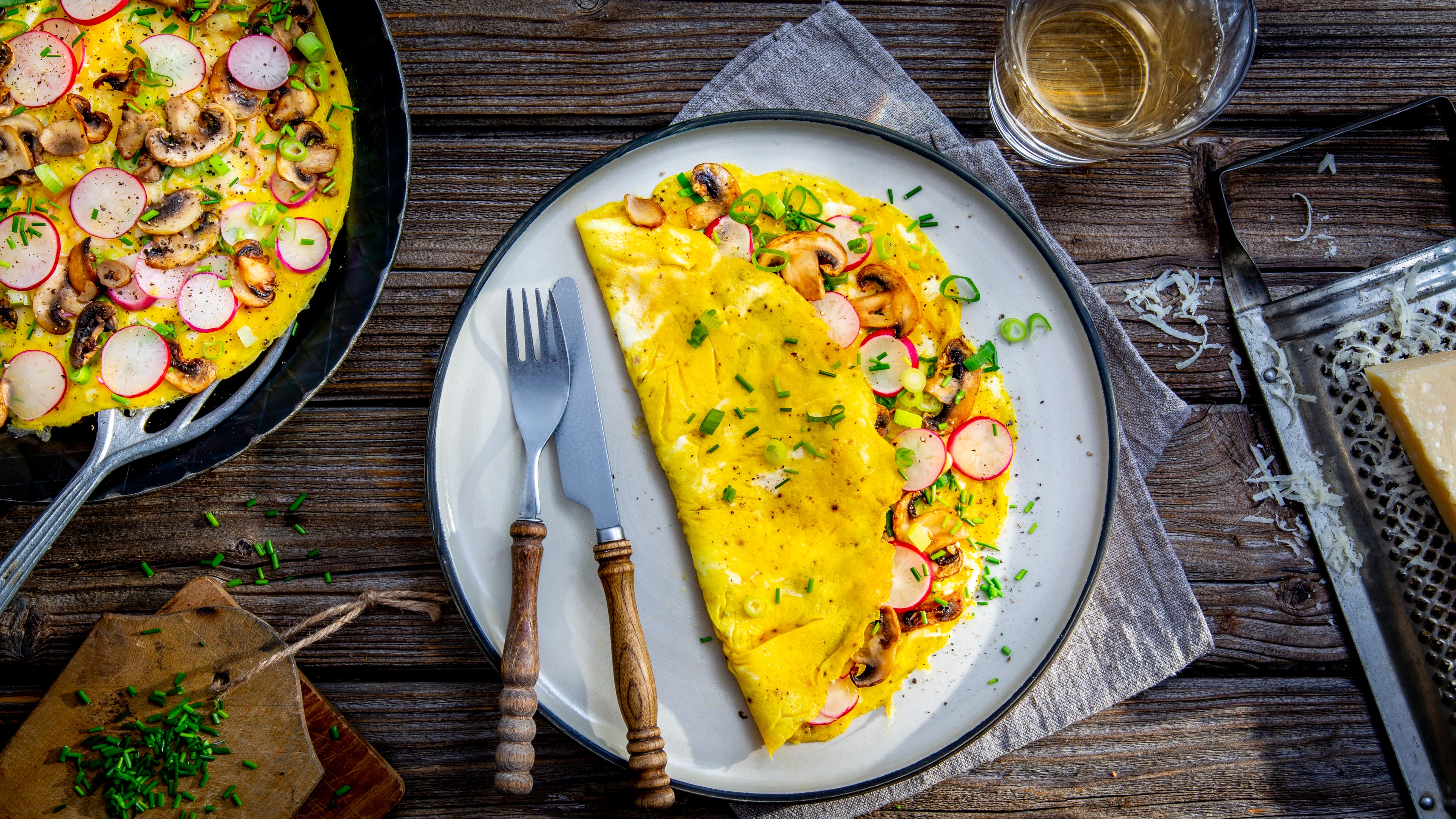 Omelette mit Champignons und Radieschen