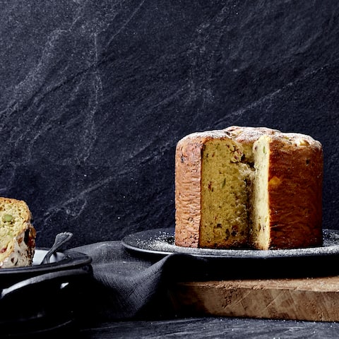 Panettone mit Pistazien und weißer Schokolade