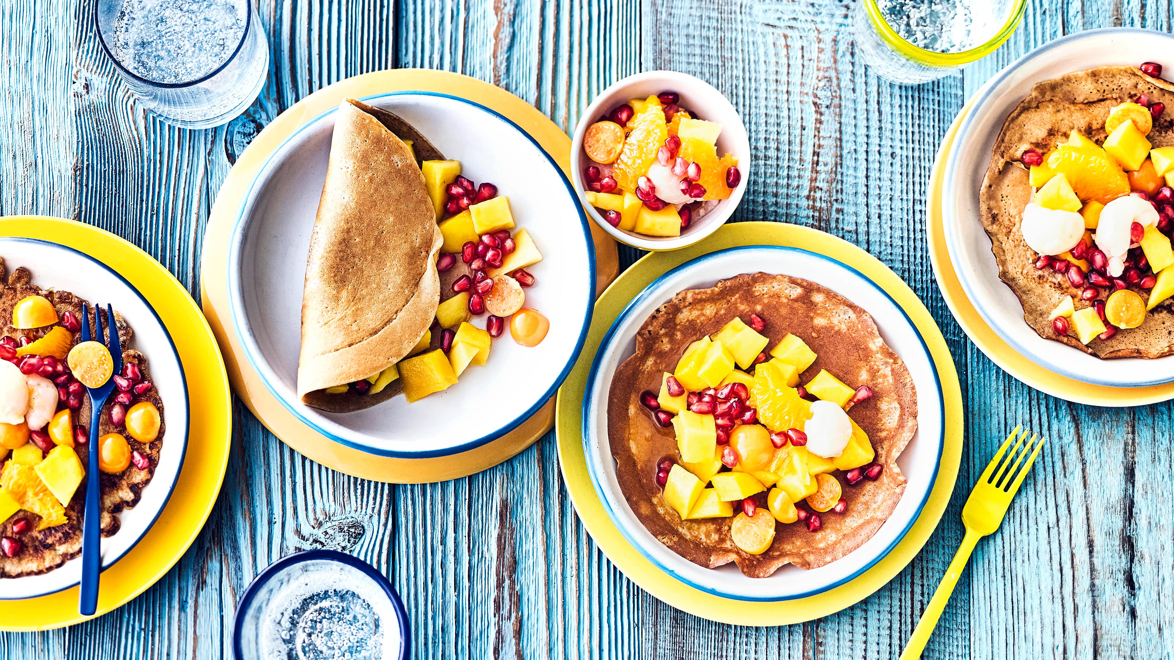 Pfannkuchen mit Obstsalat