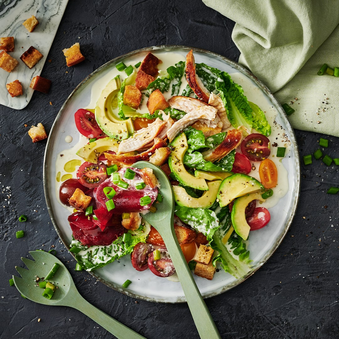 Römersalat mit Zitronen-Hähnchen und Avocado