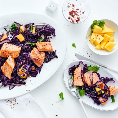 Rotkohl-Mango-Salat mit gebratenem Lachs