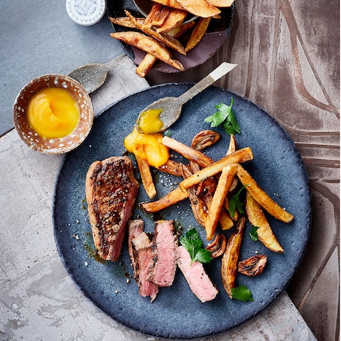 Rumpsteak mit Pommes und Kürbisketchup 