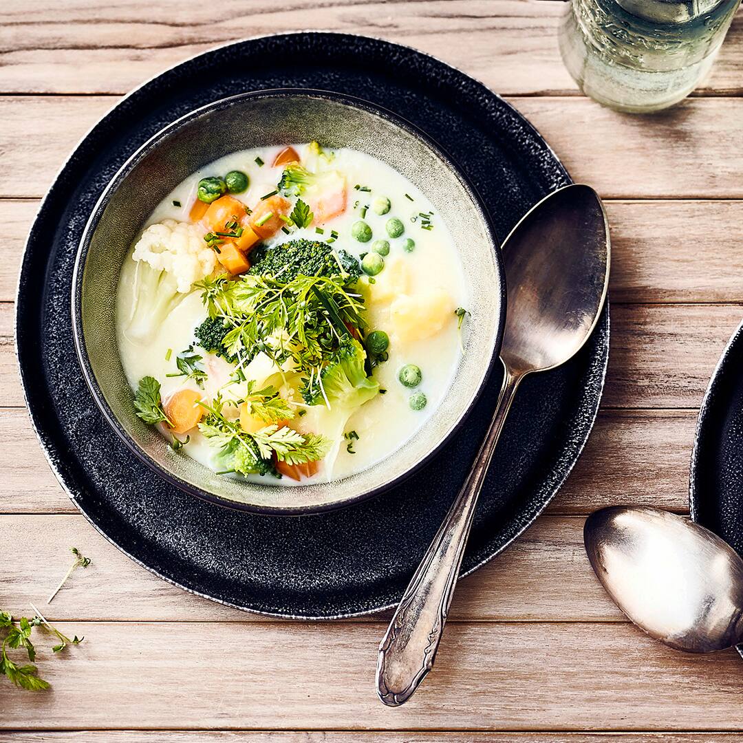 Schwedische Kartoffelsuppe mit frischem Sommergemüse