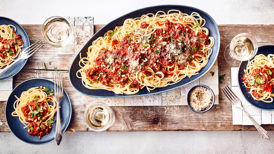 Veganes Pastagericht: Probieren Sie unsere Spaghetti mit einer Bolognese aus passierten Tomaten, Tofu und Pinienkernen – fertig in nur 25 Minuten!