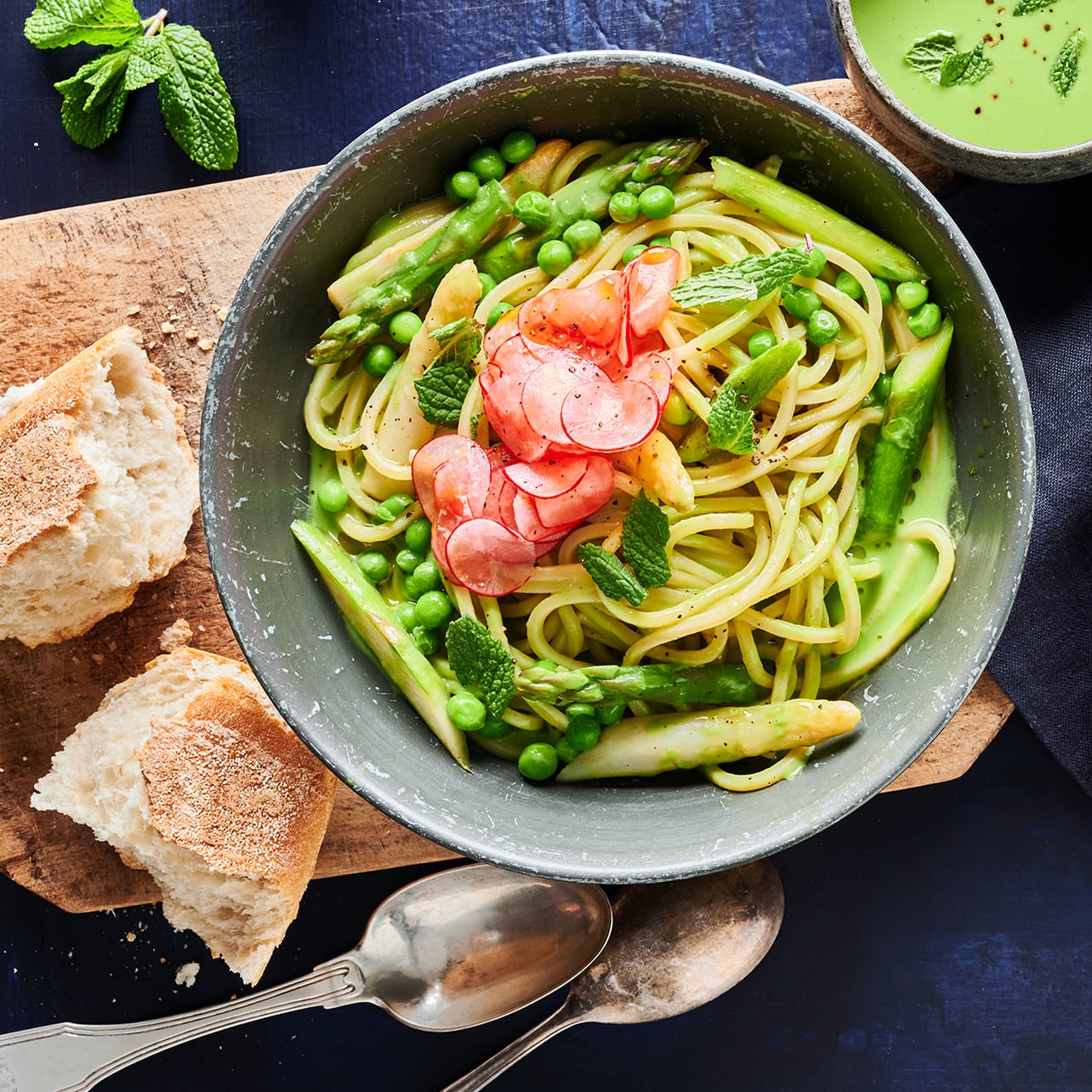 Spaghetti mit Erbsensoße und gebratenem Spargel