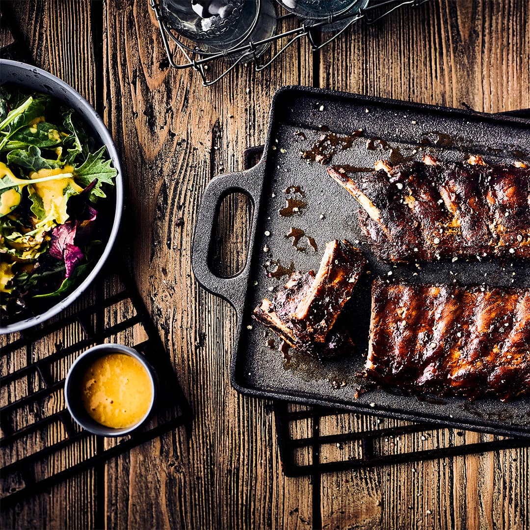 Spareribs mit buntem Salat