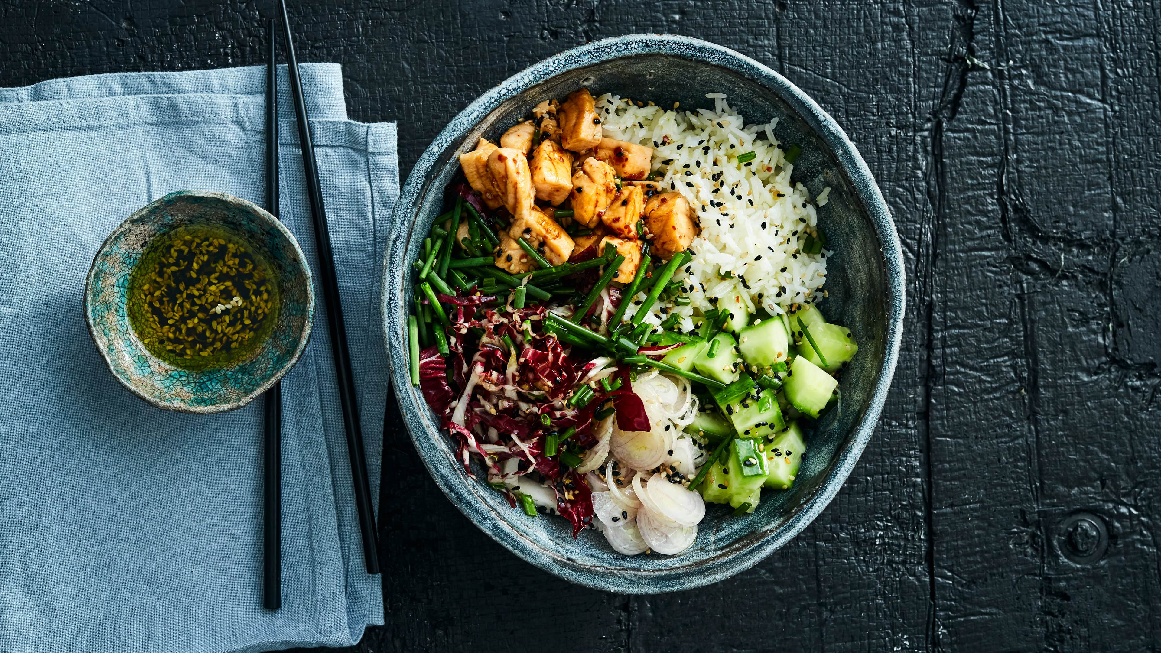 Spicy Bowl mit Lachs und Radicchio