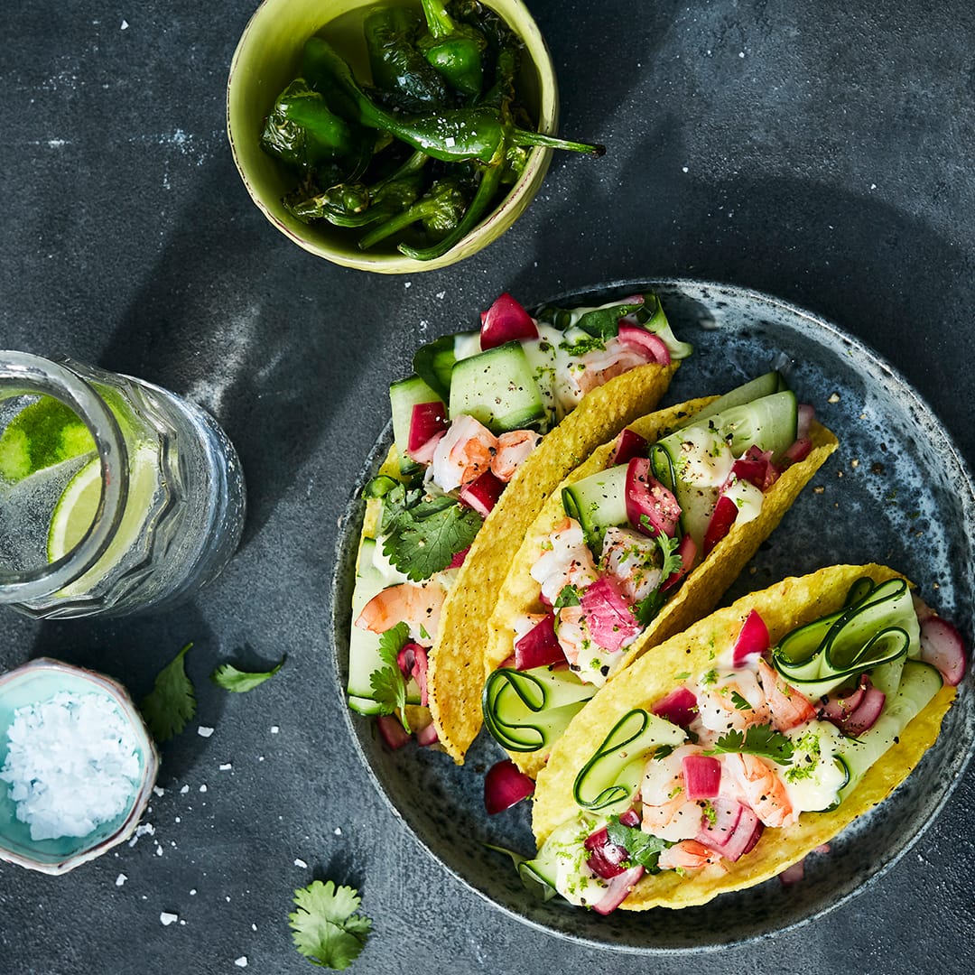 Taco-Shells mit Gurken und Garnelen  